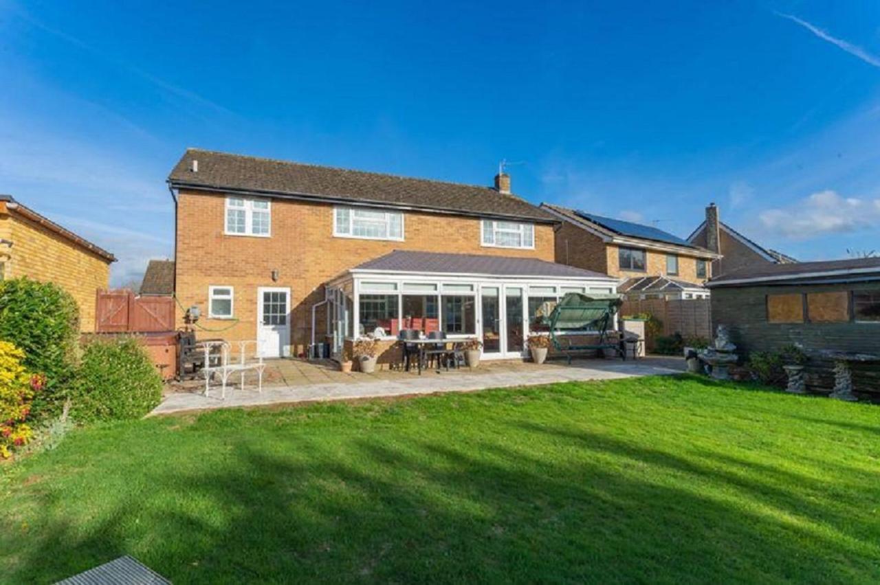 Kennedy Villa - 5 Bedroom House With Hot Tub, Wifi, Free Parkings, Close To Bicester Village Exterior foto