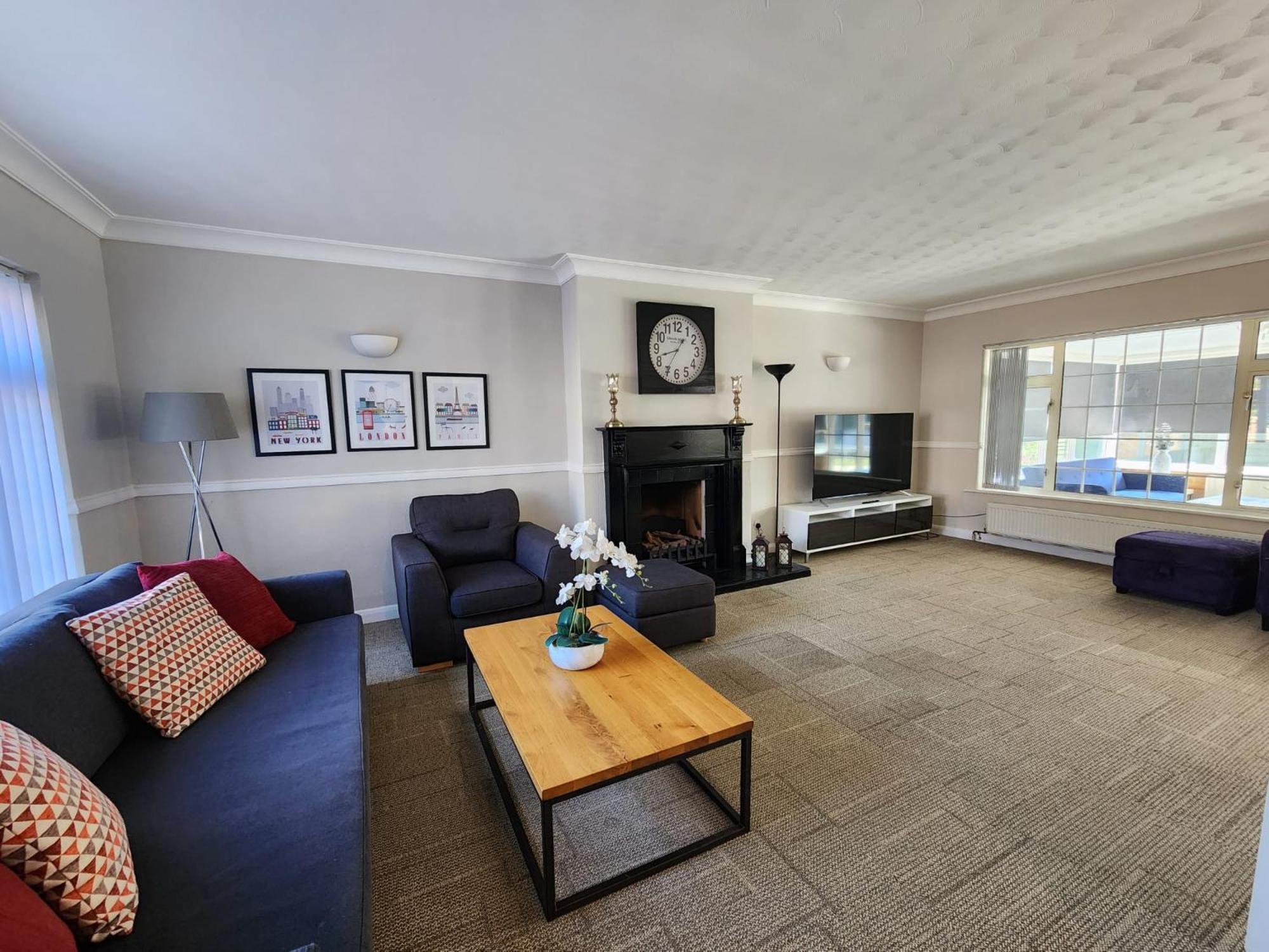 Kennedy Villa - 5 Bedroom House With Hot Tub, Wifi, Free Parkings, Close To Bicester Village Exterior foto