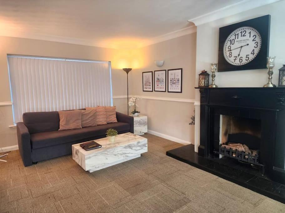 Kennedy Villa - 5 Bedroom House With Hot Tub, Wifi, Free Parkings, Close To Bicester Village Exterior foto